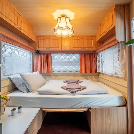 Italia 90 Caravans Kemping *