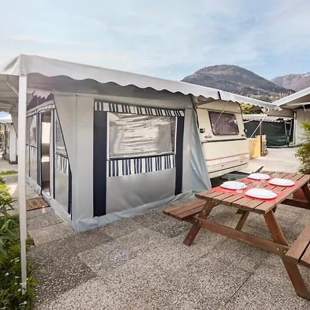 Kemping Italia 90 Caravans *