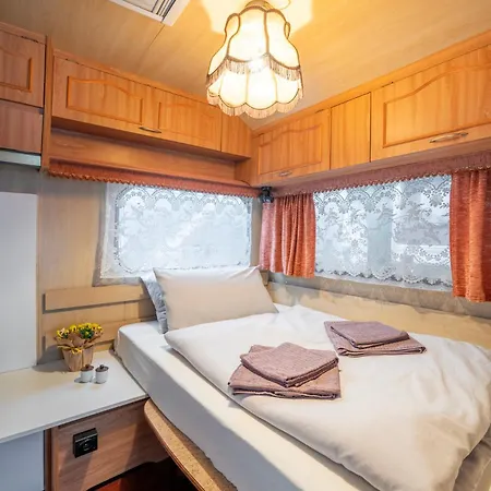 Kemping Italia 90 Caravans Domaso